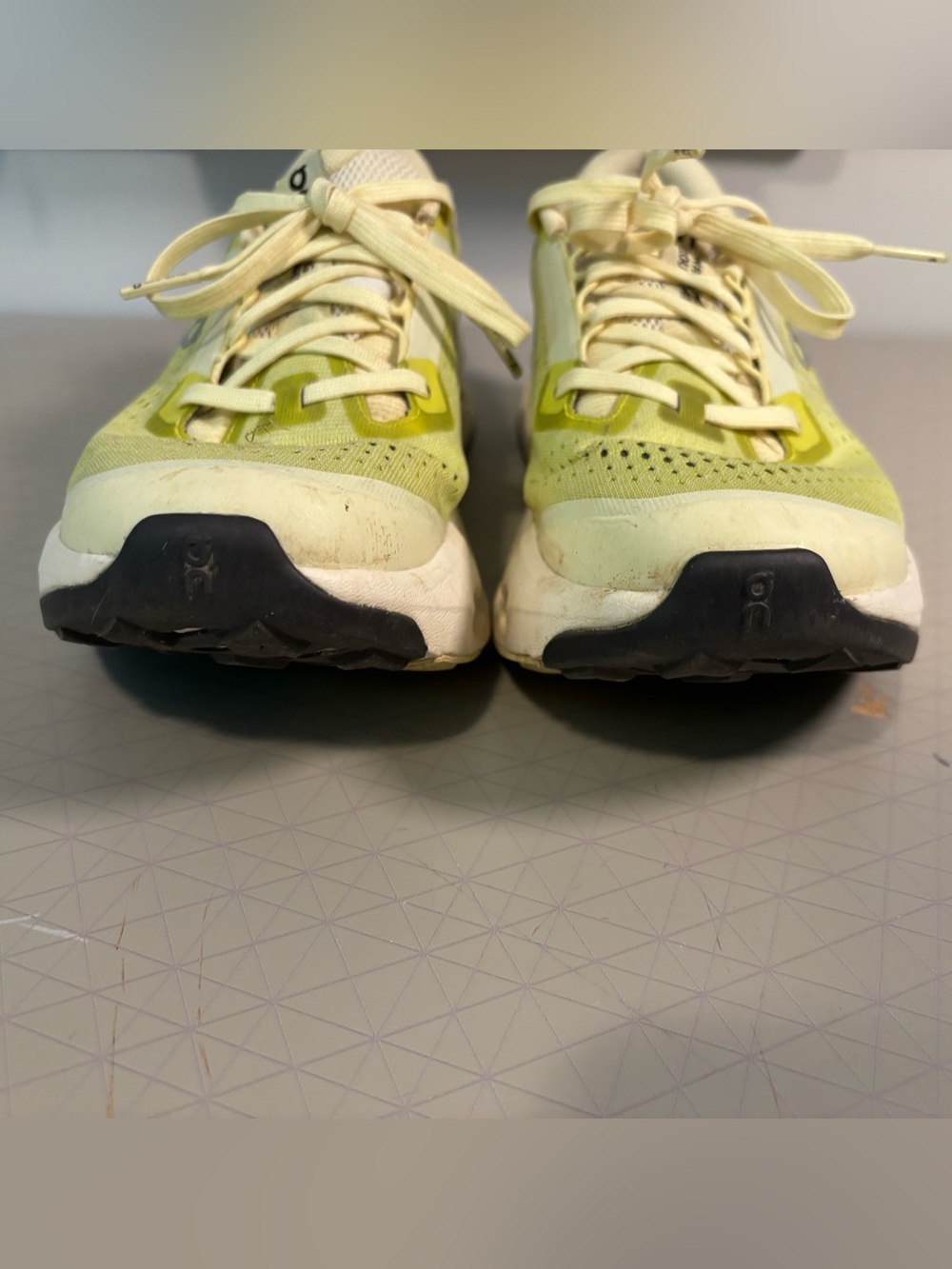 On Cloudsurfer Trail 2 in Ivory | Lime size 8 - Picture 4 of 8
